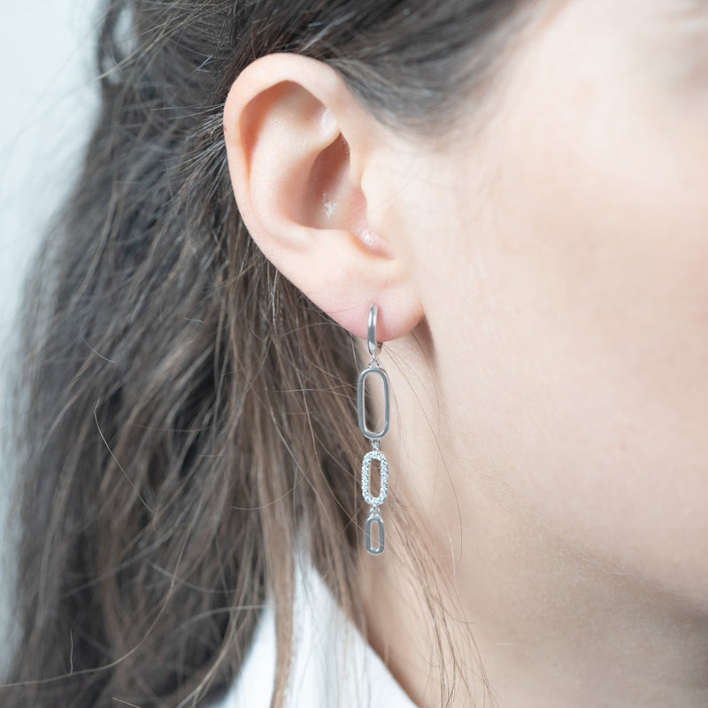 Boucles d'oreilles couleur argent serties de zircons 