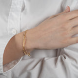 Bracelet deux chaînes en argent couleur or jaune porté au poignet