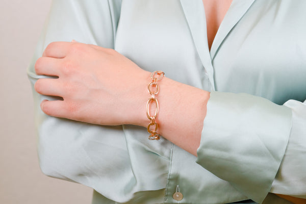 Bracelet couleur or rose en argent avec de gros maillons porté au poignet