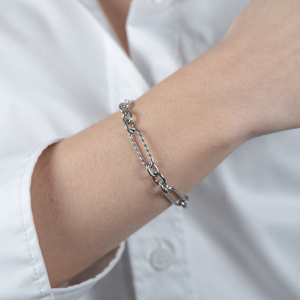 Bracelet deux maillons de couleur gris porté avec une chemise blanche