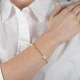 Bracelet perles avec maillons et chaîne porté au poignet