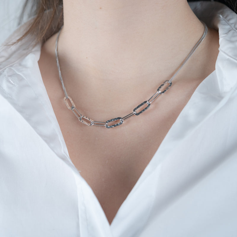 Collier en argent rhodié porté avec une chemise blanche